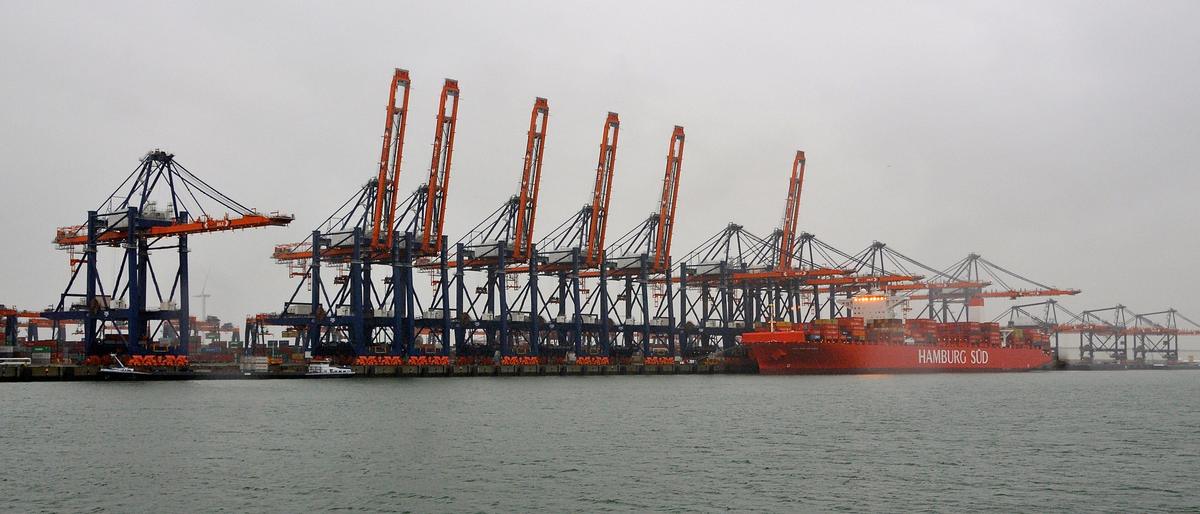 Een rij containerkranen langs het water van de Maasvlakte 2